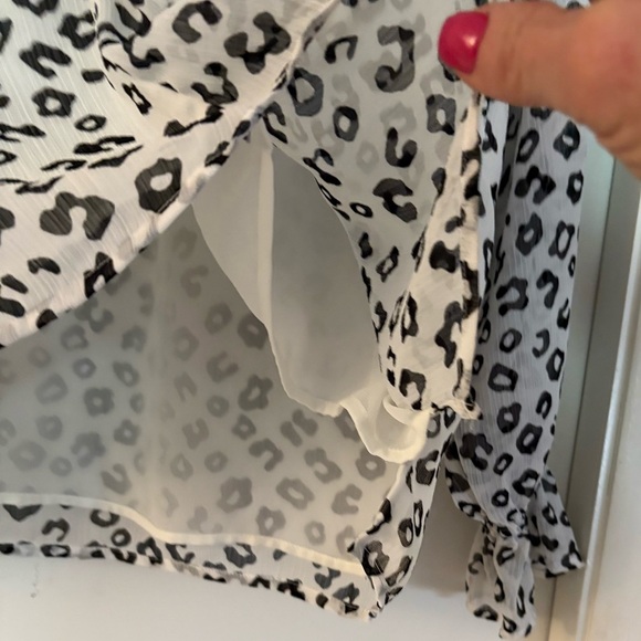 LOFT Black&Cream Ruffled Bib Collar
Long sleeve Blouse - Picture 5 of 7